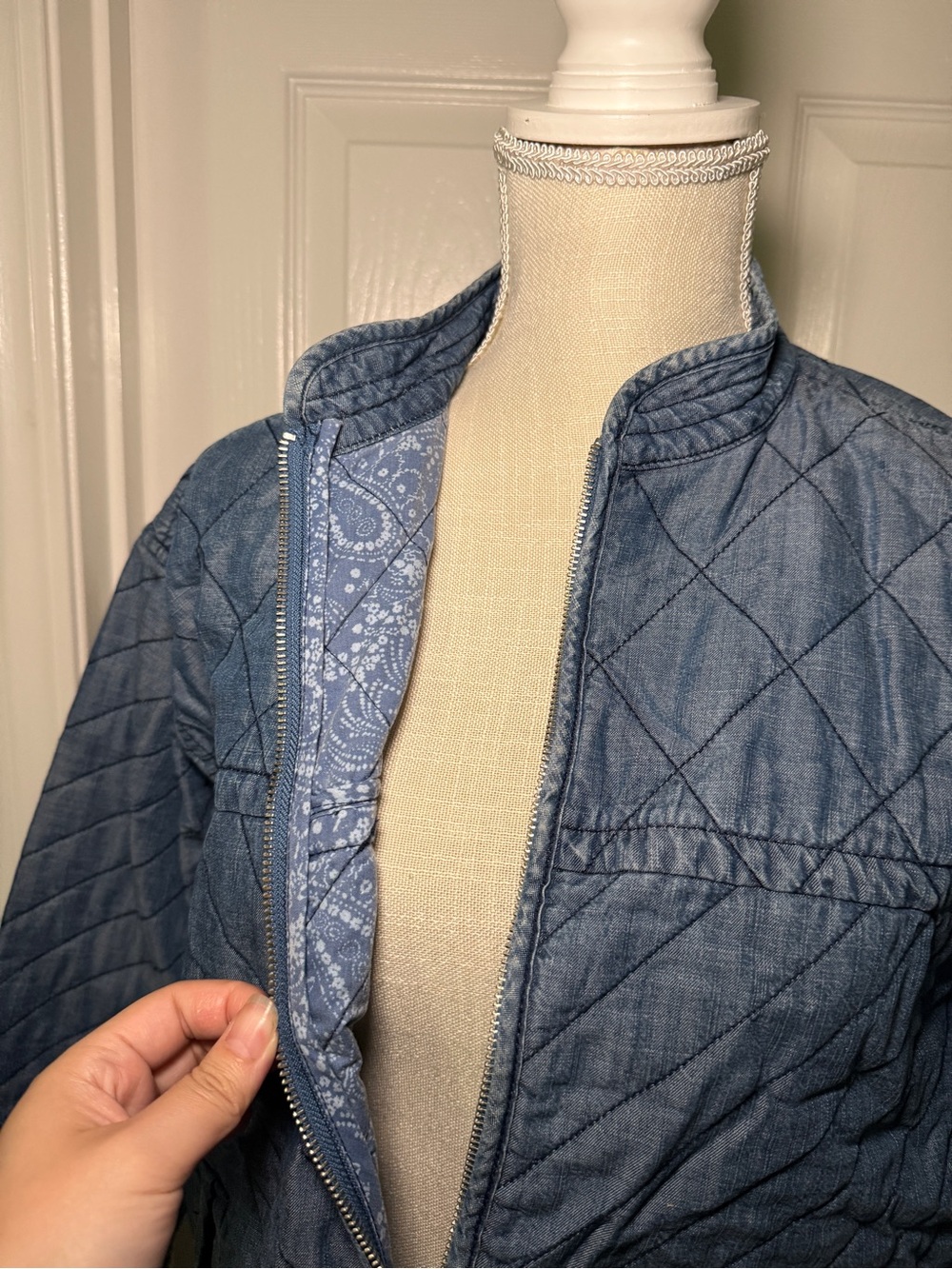 GAP Quilted Bomber Denim Jacket Blue Chambray Boho Western Paisley XS - Picture 4 of 8